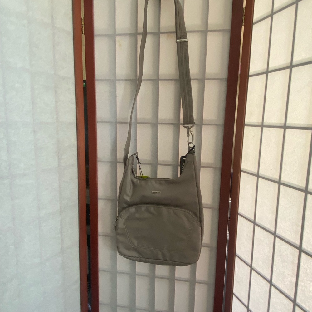 Travelon Anti Theft Essential Messenger Sand NWT
